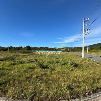 Terreno com 450m², no bairro São João do Rio Vermelho em Florianópolis