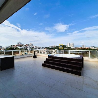 Cobertura com 367m², 3 quartos (sendo 3 suítes), 4 garagens, no bairro Estreito em Florianópolis