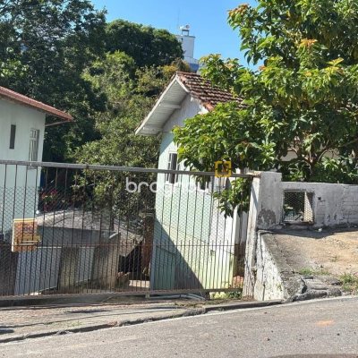 Terreno com 593m², no bairro Capoeiras em Florianópolis