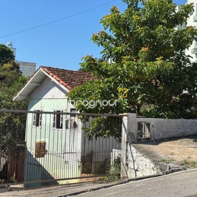 Terreno com 593m², no bairro Capoeiras em Florianópolis