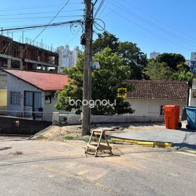 Terreno com 593m², no bairro Capoeiras em Florianópolis