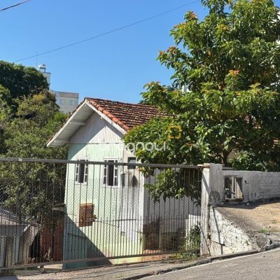 Terreno com 593m², no bairro Capoeiras em Florianópolis