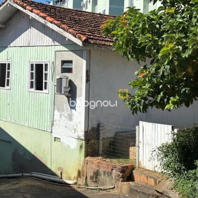 Terreno com 593m², no bairro Capoeiras em Florianópolis