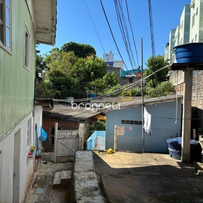 Terreno com 593m², no bairro Capoeiras em Florianópolis