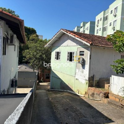 Terreno com 593m², no bairro Capoeiras em Florianópolis