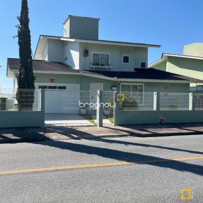 Casa com 223m², 3 quartos (sendo 3 suítes), 2 garagens, no bairro Ponta de Baixo em São José
