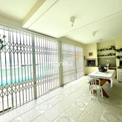 Casa com 223m², 3 quartos (sendo 3 suítes), 2 garagens, no bairro Ponta de Baixo em São José