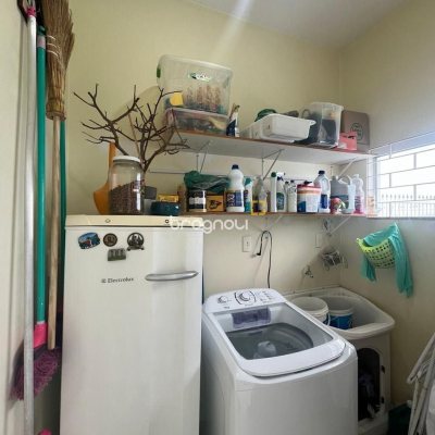 Casa com 223m², 3 quartos (sendo 3 suítes), 2 garagens, no bairro Ponta de Baixo em São José