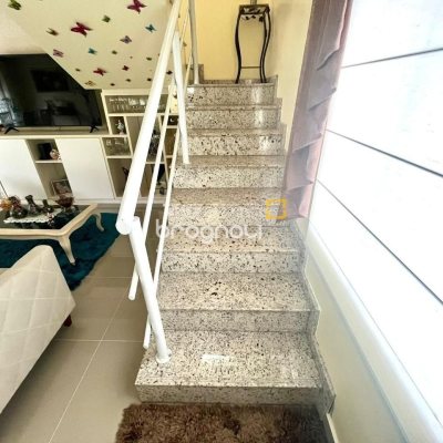 Casa com 223m², 3 quartos (sendo 3 suítes), 2 garagens, no bairro Ponta de Baixo em São José