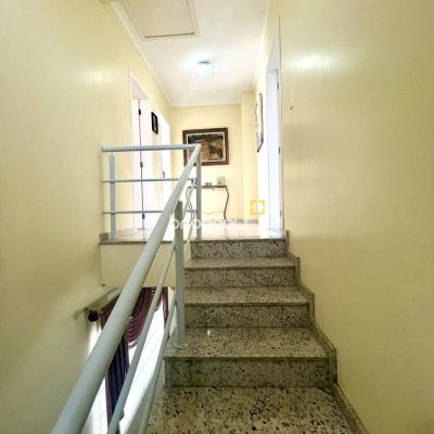 Casa com 223m², 3 quartos (sendo 3 suítes), 2 garagens, no bairro Ponta de Baixo em São José