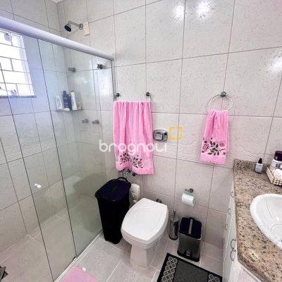 Casa com 223m², 3 quartos (sendo 3 suítes), 2 garagens, no bairro Ponta de Baixo em São José