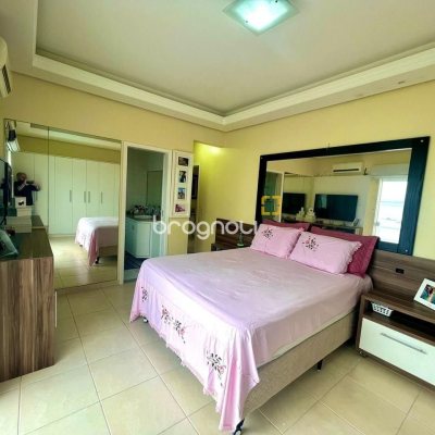 Casa com 223m², 3 quartos (sendo 3 suítes), 2 garagens, no bairro Ponta de Baixo em São José