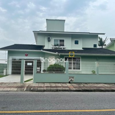 Casa com 223m², 3 quartos (sendo 3 suítes), 2 garagens, no bairro Ponta de Baixo em São José