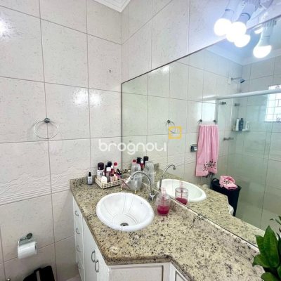 Casa com 223m², 3 quartos (sendo 3 suítes), 2 garagens, no bairro Ponta de Baixo em São José