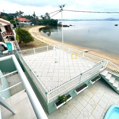 Casa com 223m², 3 quartos (sendo 3 suítes), 2 garagens, no bairro Ponta de Baixo em São José