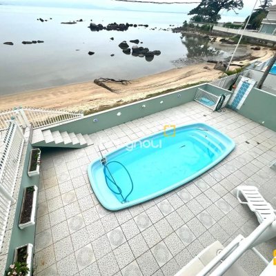 Casa com 223m², 3 quartos (sendo 3 suítes), 2 garagens, no bairro Ponta de Baixo em São José