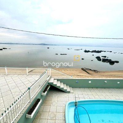 Casa com 223m², 3 quartos (sendo 3 suítes), 2 garagens, no bairro Ponta de Baixo em São José