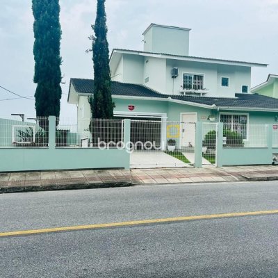 Casa com 223m², 3 quartos (sendo 3 suítes), 2 garagens, no bairro Ponta de Baixo em São José
