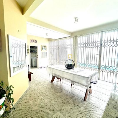 Casa com 223m², 3 quartos (sendo 3 suítes), 2 garagens, no bairro Ponta de Baixo em São José