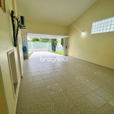 Casa com 223m², 3 quartos (sendo 3 suítes), 2 garagens, no bairro Ponta de Baixo em São José