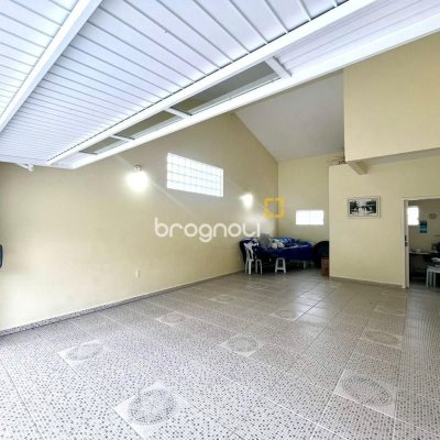 Casa com 223m², 3 quartos (sendo 3 suítes), 2 garagens, no bairro Ponta de Baixo em São José
