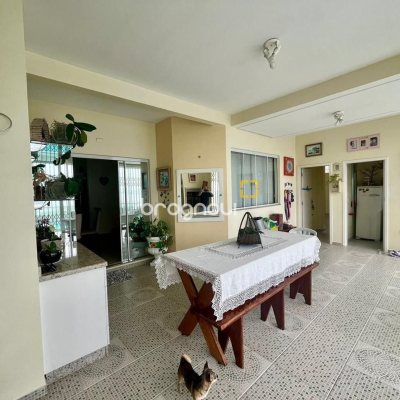 Casa com 223m², 3 quartos (sendo 3 suítes), 2 garagens, no bairro Ponta de Baixo em São José