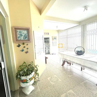 Casa com 223m², 3 quartos (sendo 3 suítes), 2 garagens, no bairro Ponta de Baixo em São José