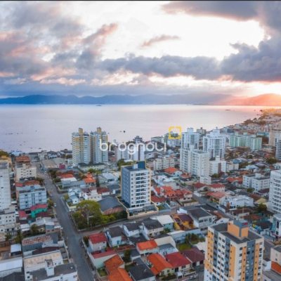 Apartamento com 75m², 2 quartos (sendo 1 suíte), 1 garagem, no bairro Barreiros em São José