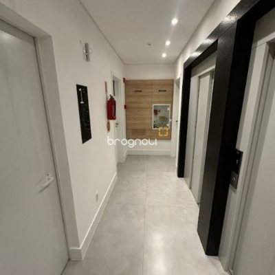 Apartamento com 75m², 2 quartos (sendo 1 suíte), 1 garagem, no bairro Barreiros em São José