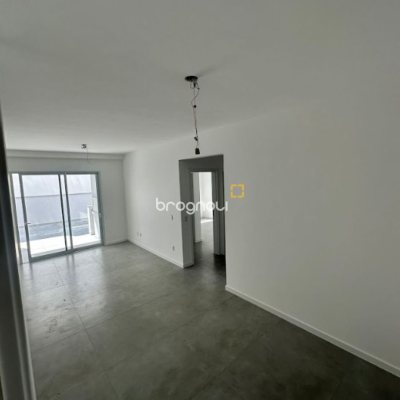 Apartamento com 75m², 2 quartos (sendo 1 suíte), 1 garagem, no bairro Barreiros em São José