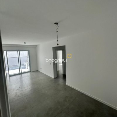 Apartamento com 75m², 2 quartos (sendo 1 suíte), 1 garagem, no bairro Barreiros em São José