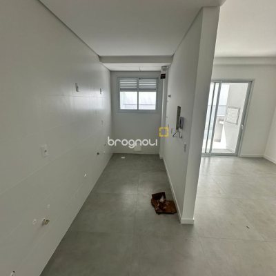 Apartamento com 75m², 2 quartos (sendo 1 suíte), 1 garagem, no bairro Barreiros em São José