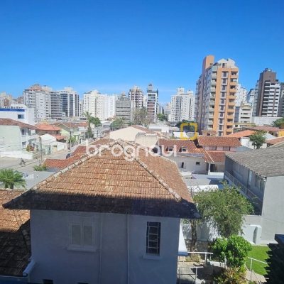 Apartamento com 45m², 1 quarto (sendo 1 suíte), 1 garagem, no bairro Centro em Florianópolis