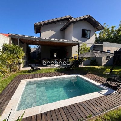 Casa com 315m², 4 quartos (sendo 3 suítes), 4 garagens, no bairro Jurerê Internacional em Florianópolis