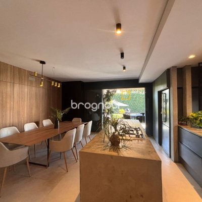 Casa com 315m², 4 quartos (sendo 3 suítes), 4 garagens, no bairro Jurerê Internacional em Florianópolis