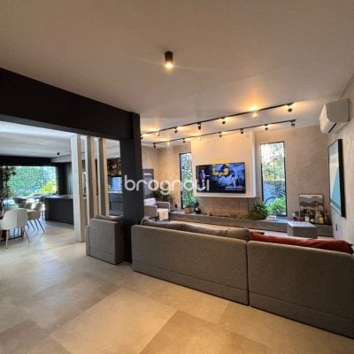 Casa com 315m², 4 quartos (sendo 3 suítes), 4 garagens, no bairro Jurerê Internacional em Florianópolis