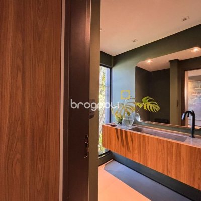 Casa com 315m², 4 quartos (sendo 3 suítes), 4 garagens, no bairro Jurerê Internacional em Florianópolis