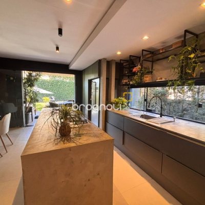 Casa com 315m², 4 quartos (sendo 3 suítes), 4 garagens, no bairro Jurerê Internacional em Florianópolis