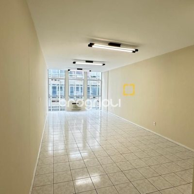 Sala com 40m², no bairro Centro em Florianópolis