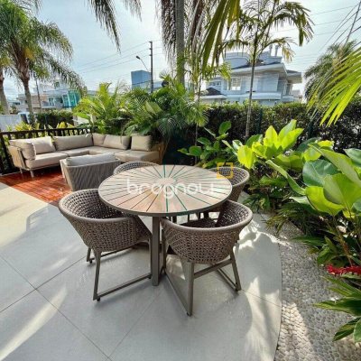 Casa com 199m², 4 quartos (sendo 3 suítes), 2 garagens, no bairro Cachoeira do Bom Jesus em Florianópolis