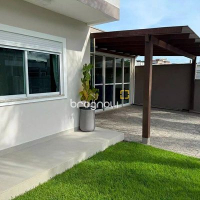 Casa com 199m², 4 quartos (sendo 3 suítes), 2 garagens, no bairro Cachoeira do Bom Jesus em Florianópolis
