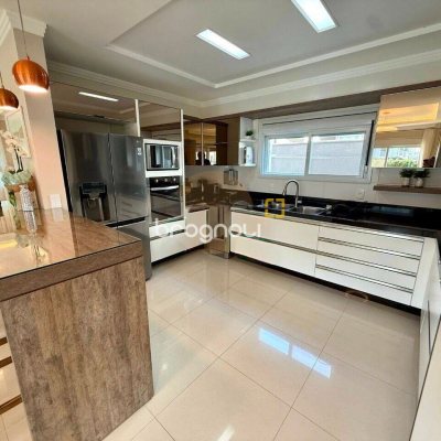 Casa com 199m², 4 quartos (sendo 3 suítes), 2 garagens, no bairro Cachoeira do Bom Jesus em Florianópolis