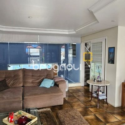 Casa com 316m², 4 quartos (sendo 2 suítes), 2 garagens, no bairro Estreito em Florianópolis