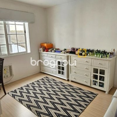 Casa com 316m², 4 quartos (sendo 2 suítes), 2 garagens, no bairro Estreito em Florianópolis