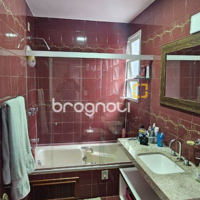 Casa com 316m², 4 quartos (sendo 2 suítes), 2 garagens, no bairro Estreito em Florianópolis