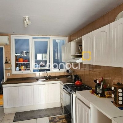 Casa com 316m², 4 quartos (sendo 2 suítes), 2 garagens, no bairro Estreito em Florianópolis
