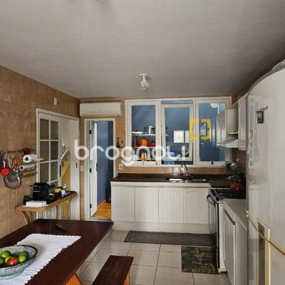 Casa com 316m², 4 quartos (sendo 2 suítes), 2 garagens, no bairro Estreito em Florianópolis