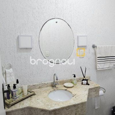 Casa com 316m², 4 quartos (sendo 2 suítes), 2 garagens, no bairro Estreito em Florianópolis