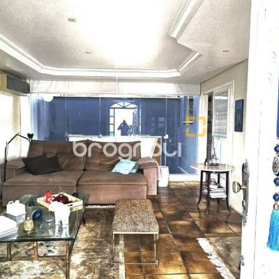 Casa com 316m², 4 quartos (sendo 2 suítes), 2 garagens, no bairro Estreito em Florianópolis
