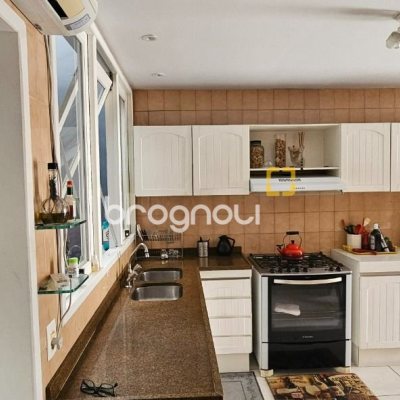 Casa com 316m², 4 quartos (sendo 2 suítes), 2 garagens, no bairro Estreito em Florianópolis